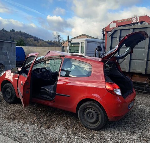 Ferrailleur pour débarrassage de véhicule accidenté au Péage-de-Roussillon