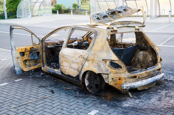 Enlèvement de voiture incendiée par épaviste à Vienne