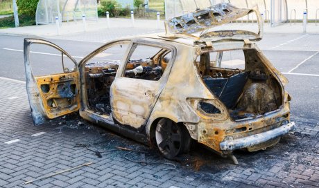 Enlèvement de voiture incendiée par épaviste à Vienne